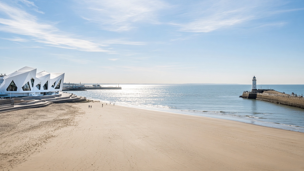 Margate Main Sands, with Turner Contemporary and the harbour lighthouse